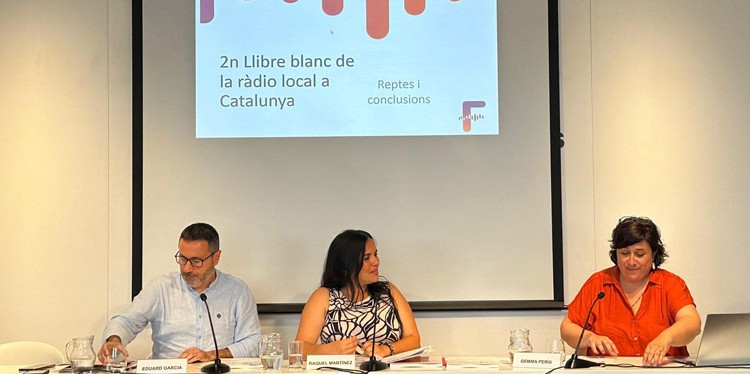 Eduard Garcia, president sortint; Raquel Martínez, nova presidenta, i Gemma Peris, redactora del ‘Llibre blanc’ [foto: FMCLCat].