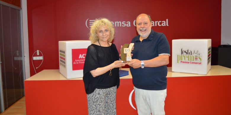 Mònica Terribas rep el Premi d'Honor de la Premsa Comarcal de mans del president de l'entitat, Francesc Fàbregas, a la seu de l'ACPC. Foto: Premsa Comarcal.