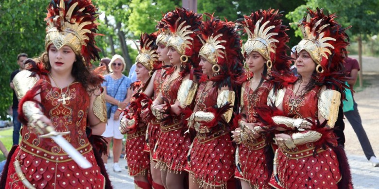 Festa de moros i cristians publicada a Segre en el marc d'una galeria dedicada a aquesta temàtica. Foto: Amado Forrolla.