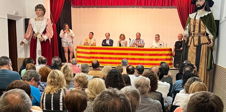 La presentació del llibre va reunir un centenar de persones. Foto: Les Forques