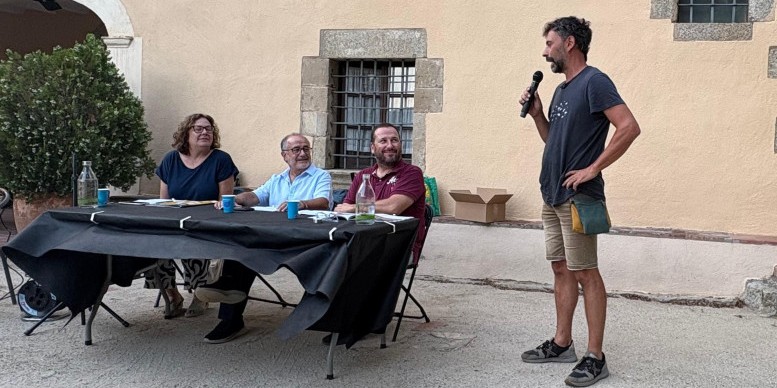 Joan Munich, del celler Talcomraja, durant la seva intervenció. A la taula, de dreta a esquerra: Òscar Pallarès, director; Ramon Ruiz, editor; i Montse Serra, responsable d’aquesta edició especial | Foto: Charo Coarasa