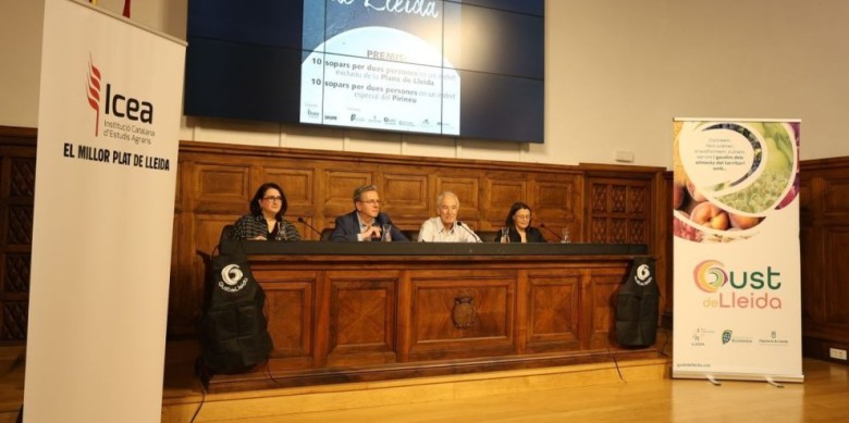 La directora de Segre, Anna Sàez, a l'esquerra de la imatge, durant la presentació del concurs a l'IEI/ Amado Forrolla - Segre