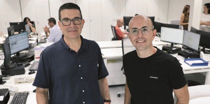 Jesús Medina, a l’esquerra, i Ferran Polo, a la redacció d’El 9 Nou de Granollers a Roca Umbert, Fàbrica de les Arts. Foto: Griselda Escrigàs