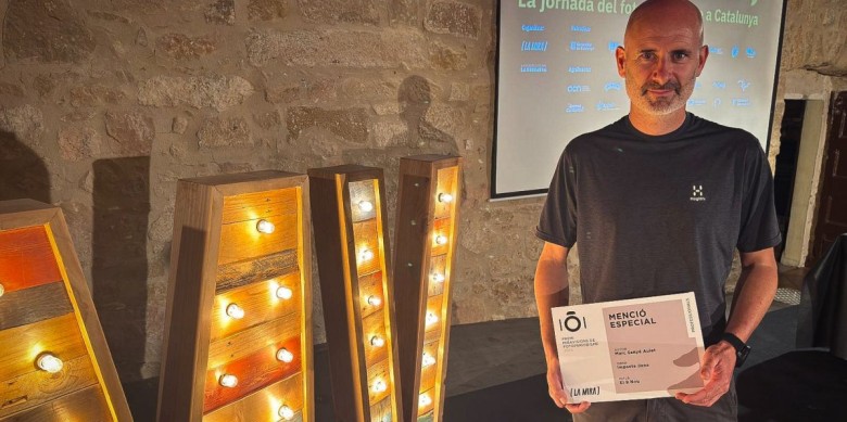Marc Sanyé amb el diploma rebut al Premi Miravisions