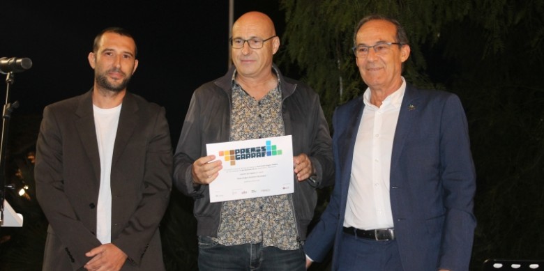Jordi Lleó (al centre), guanyador del 25è Premi Eugeni Molero del Garraf de periodisme i investigació comarcal. Foto: Consell Comarcal Garraf