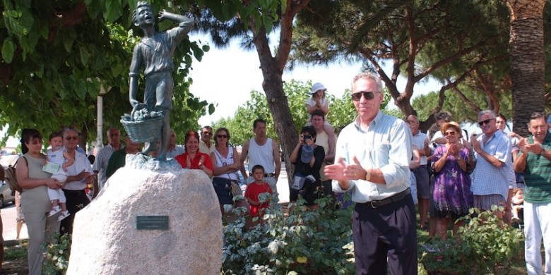 osep Mellau, el dia de la inauguració de l'estàtua del nen venedor de peix, el 29 de juny de 2004. Foto: Lluís Rovira i Barenys