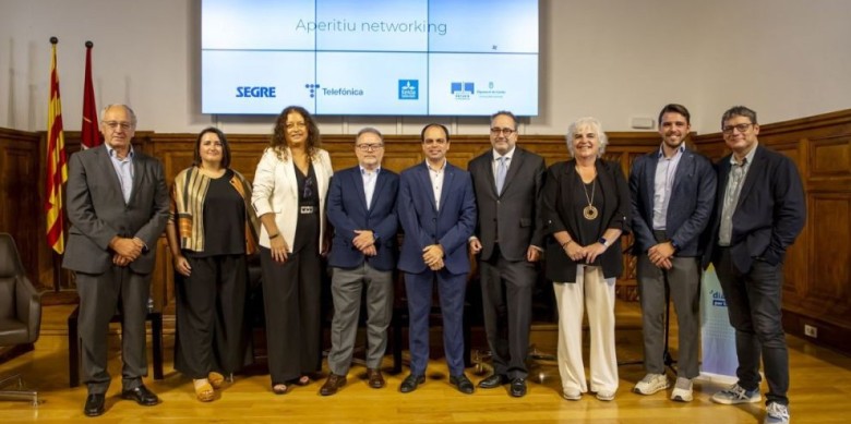 El president i la directora de Segre, Robert Serentill i Anna Sàez, amb els ponents a l’IEI / Jordi Echevarria - Segre