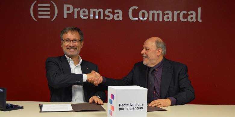 El conseller de Política Lingüística, Francesc Xavier Vila (esquerra), i el president de l’ACPC, Francesc J. Fàbregas, durant la signatura.