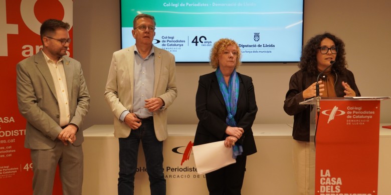 De esquerra a dreta: Roberto Pino, regidor de Participació i Drets Civils i regidor d’Igualtat, Joan Talarn, president de la Diputació de Lleida, Neus Bonet, exdegana del Col·legi de Periodistes de Catalunya i Laura Alcalde, presidenta de la demarcació de