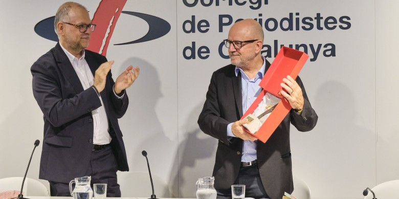 El degà del Col·legi, Joan Maria Morros, i Ramon Besa (esquerra), en el moment de rebre el guardó. Foto: Col·legi de Periodistes de Catalunya