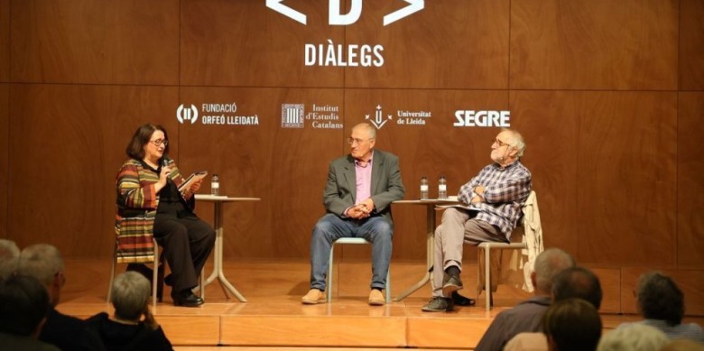Anna Sàez va moderar la taula redona amb Fidel Molina i Xavier Besalú - Amado Forrolla / Segre