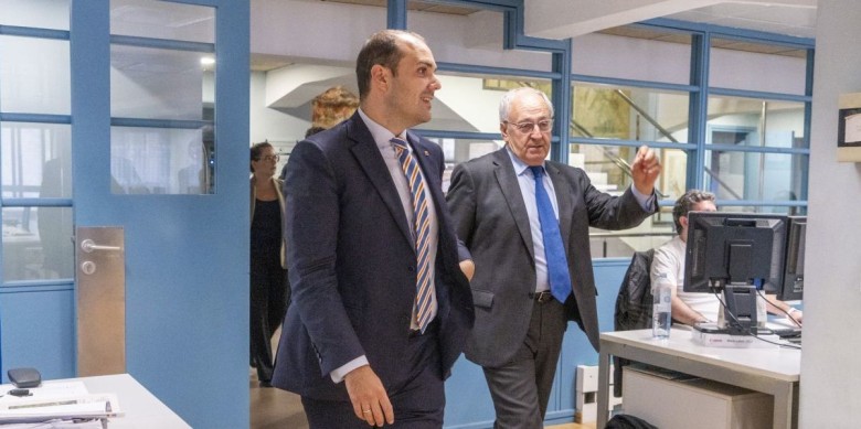 El conseller Dalmau, acompanyat pel president del Grup Segre, Robert Serentill, a la redacció del diari / Segre
