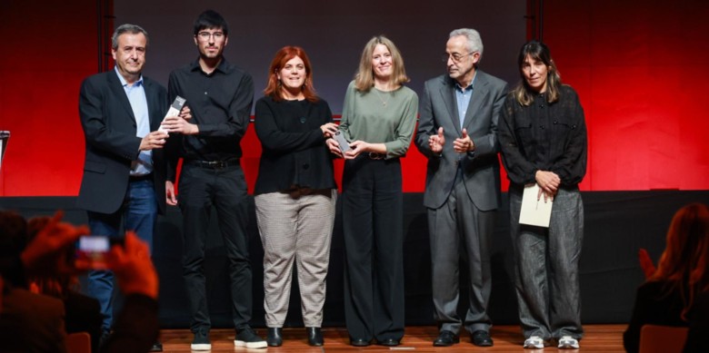 Lluís Rovira i Andreu Dalmau (esquerra), de Revista Cambrils, rebent el Premi Tasis-Torrent de Premsa Local i Comarcal avui a Barcelona. Foto: Sergi Ramos / Diputació de Barcelona