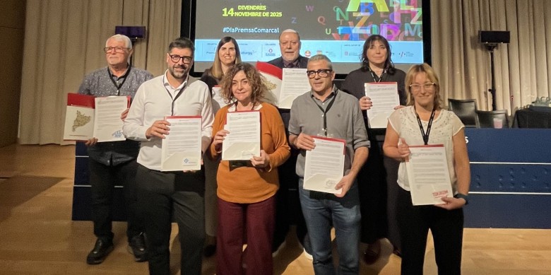 Imatge dels representants de les associacions d'editors de premsa d'arreu de l'Estat amb el manifest durant el Dia de la Premsa Comarcal.
