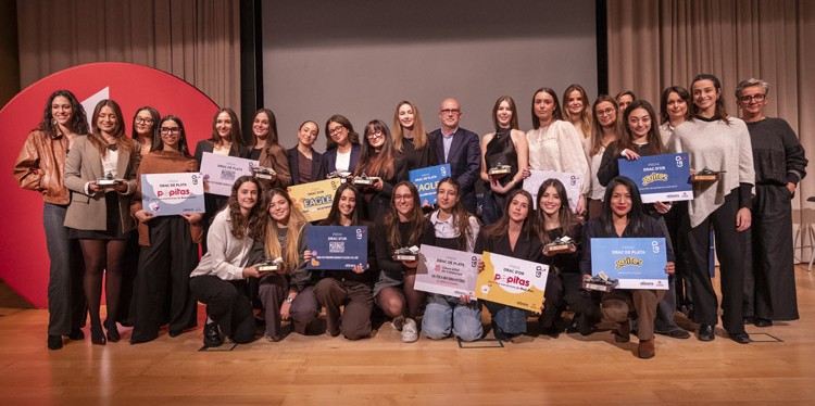 La foto de grup dels premiats en la 26a edició dels Premis Drac Novell International. Foto: Gremi de Publicitat, Comunicació i Màrqueting de Catalunya.