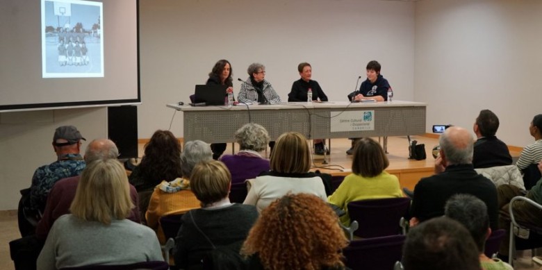 La sala d'actes del Centre Cultural es va omplir de persones vinculades al bàsquet local | Foto: Andreu Dalmau