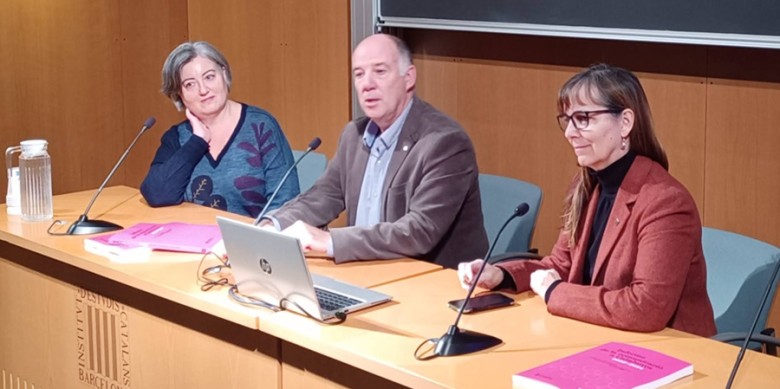 Marc Melillas, director general de Mitjans de Comunicació de la Generalitat de Catalunya; Virginia Luzón, vicerectora de Comunicació de la UAB; i Amparo Huertas, directora de l’InCom-UAB, durant la presentació. Foto: UAB