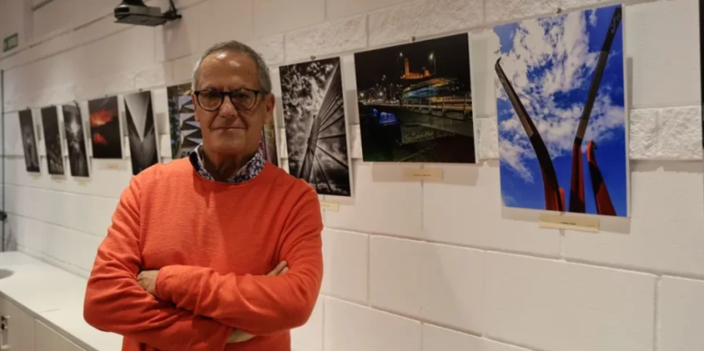 Lleonard Delshams, ahir al costat d’algunes de les seues fotos al Col·legi de Periodistes, que podran visitar-se del 7 de gener al 31 de març. - LLEONARD DELSHAMS