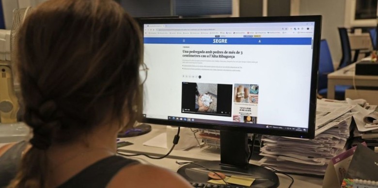 Una usuària navegant pel portal digital de Segre / Foto: Segre