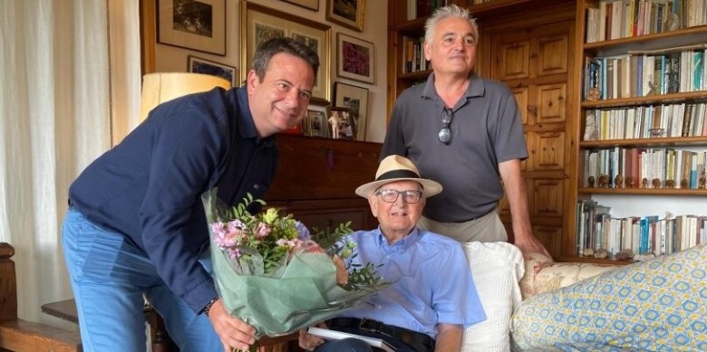 Lluís Recasens Colom, acompanyat del seu fill Ignasi i de l'alcalde, Oliver Klein, va celebrar 100 anys aquest passat estiu (Foto: Cedida / Revista Cambrils)