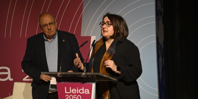 La directora de Segre, Anna Sàez, i Antoni Gelonch, president de la Fundació Horitzons 2050, van presentar les jornades celebrades a la Llotja de Lleida / Autor: Santi Iglesias - Segre