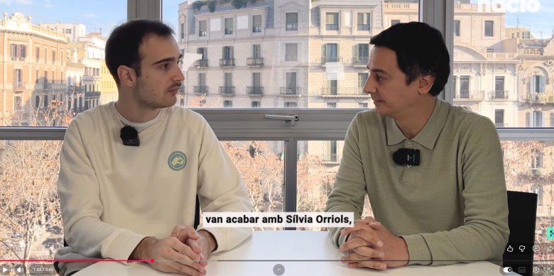 Joan Serra Carné i Martí Oliver, en un fotograma d’un vídeo en què expliquen la síntesi del reportatge. Font: Nació