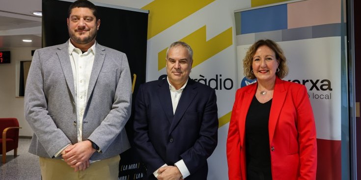 Joan Camp, editor de La Mira; Jordi Borda, director de Catalunya Ràdio; i Núria de José, consellera delegada de la Xarxa. Foto: La Mira