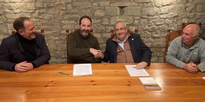 Joan Solà Bosch, alcalde de Riner i president de l’Associació de Micropobles de Catalunya; i Antoni Gelonch i Viladegut, president de la Fundació Horitzons 2050, durant la signatura del conveni. Foto: Associació de Micropobles de Catalunya.