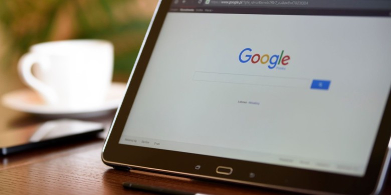 Denuncien Google per l’ús de continguts periodístics als resums d’IA