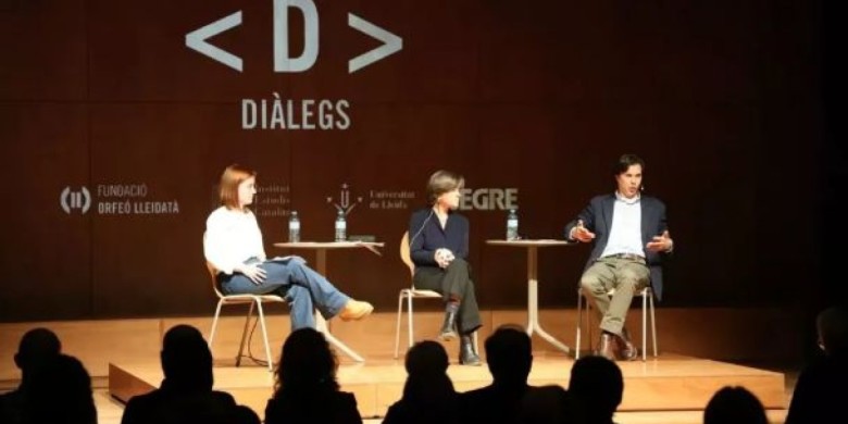 La periodista de Segre Laia Berenguer i els ponents Mireia Grau i Pol Cuadros, a l’Espai Orfeó.