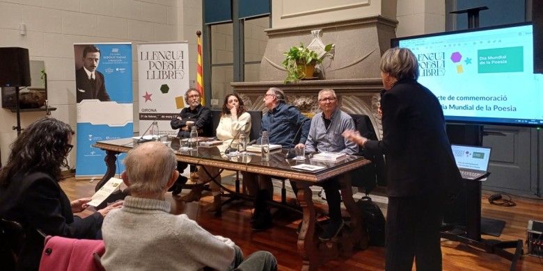 De dreta a esquerra a la taula: Joan Carles Codolà de Cassà Digital, Àngel Madrià de Gavarres, Mar Camps de La Llera, i Lluís Costa, de la Càtedra Hipòlit Nadal.