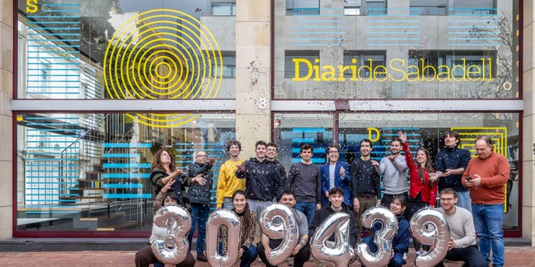 Part de l’equip de Diari de Sabadell davant la seu de la capçalera.