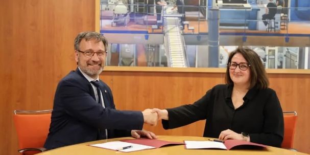 El conseller Vila i la directora de SEGRE, Anna Sàez, després de firmar el Pacte Nacional per la Llengua