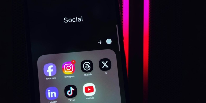 Un telèfon mòbil amb accessos a diverses xarxes socials.