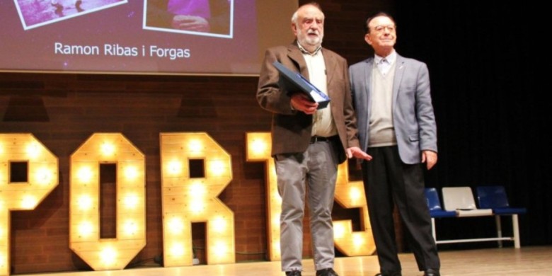 Ramon Ribas (a l'esquerra) rebent el premi de mans del Vicenç Tierra, director del Periòdic Delta