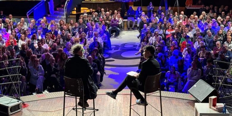 500 persones es van congregar a la discoteca Big Ben de Golmés per descobrir el nou llibre de l'autor.