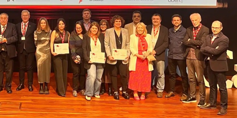 Pia Prat, directora del mitjà, al centre de la imatge durant la cerimònia.