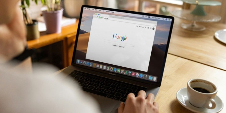Un usuari de Google accedeix al cercador mitjançant un ordinador.