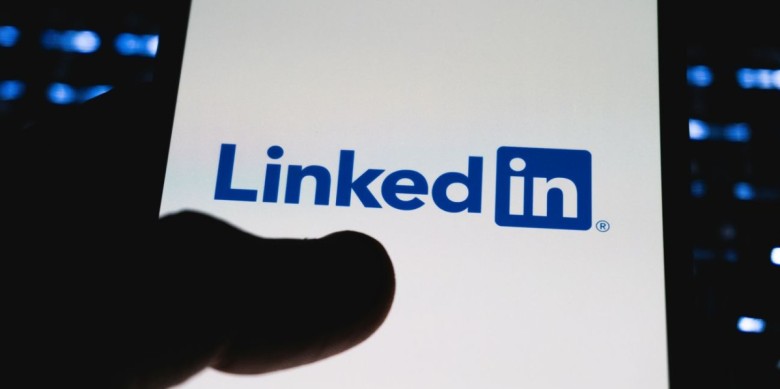 Un usuari entra a la plataforma Linkedin.