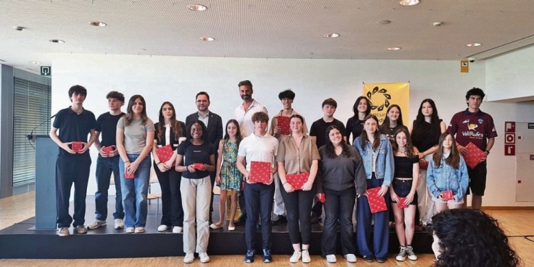 Fotografia de grup dels finalistes i les guanyadores del concurs periodístic Josep Pernau.