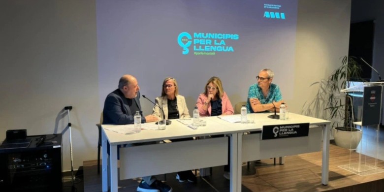 Francesc Fàbregas, president de l'ACPC (esquerra); amb Teresa Rull, de l’Ajuntament de Valls; Judit Pere, de l’Ajuntament de Montblanc; i Jordi de Bofarull, de Valls per la Llengua.