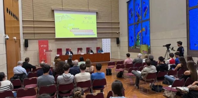 Benvinguda institucional, a la sala Víctor Siurana del Rectorat, en el marc del simposi