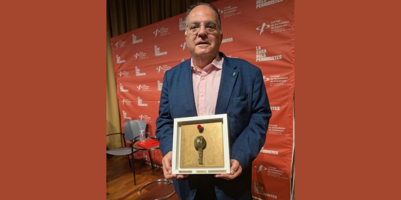 Ximo Rambla, el passat dimecres durant la cerimònia dels Premis Micro del Col·legi de Periodistes, amb el guardó Micro Daurat que reconeix la seva trajectòria.