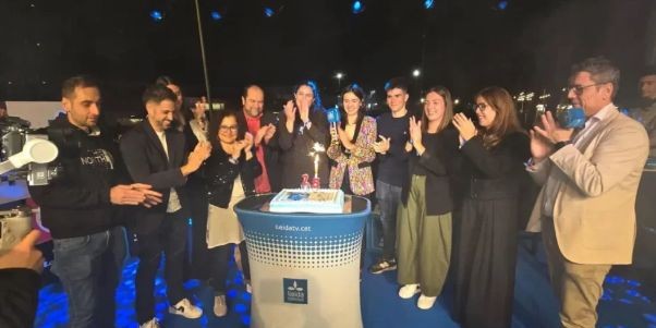 Moment en què l’equip de Lleida Televisió va bufar les espelmes del seu 25 aniversari.