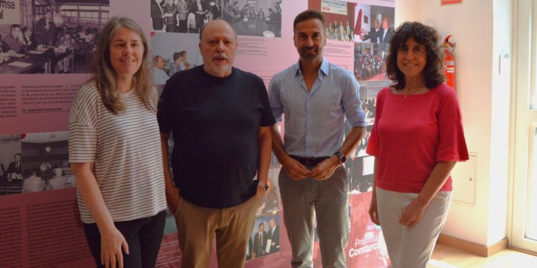 D'esquerra a dreta: Estel Huguet i Francesc Fàbregas, de l'ACPC; i Salvador Coll i  Rosa Maria Sanjaume, de l'AMI; a la seu de Premsa Comarcal