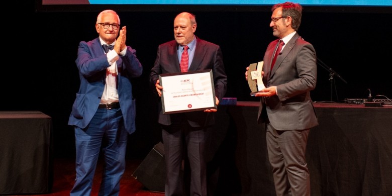 Carles Duarte (a l'esquerra) rep el Premi d'Honor de la Premsa Comarcal, amb Francesc Fàbregas, president de l'ACPC (al centre) i el Conseller de Política Lingüística, Francesc Xavier Vila.