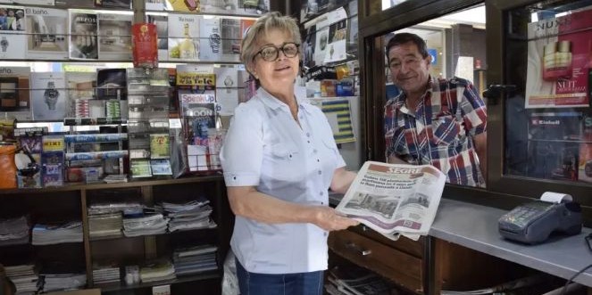 Lourdes Obiols, al quiosc que regenta des de fa més de vint anys.