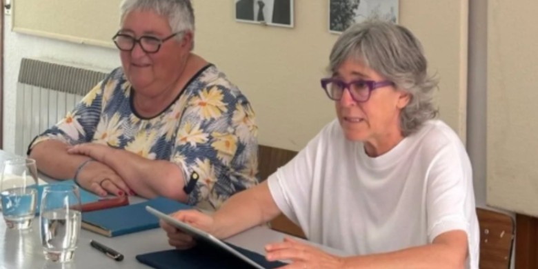 Anna Albareda (esquerra) i Lali Albareda (dreta) durant la presentació de ‘Quadern blau’ feta a Santa Coloma de Queralt