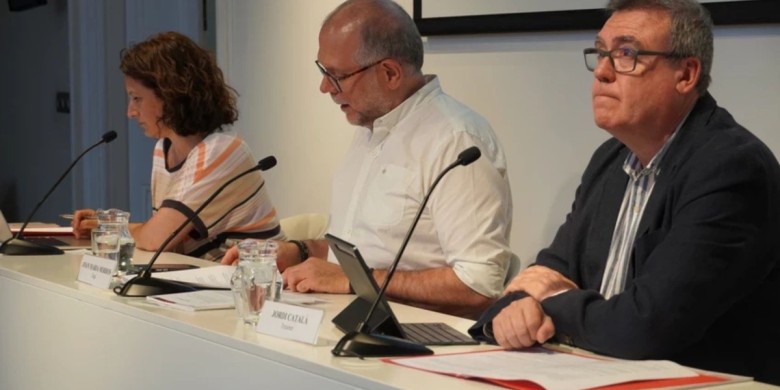 El degà Joan Maria Morros (centre), el tresorer Jordi Joan Català i la secretària Cristina Gaggioli van presidir la sessió.