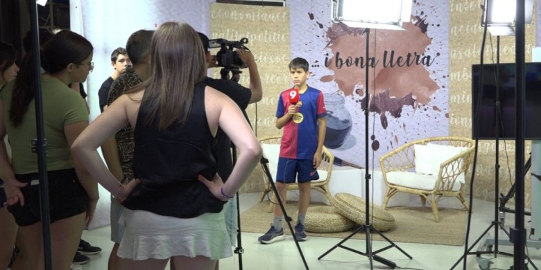 Alumnes al plató d'EL 9 TV a l'Escola de Periodisme